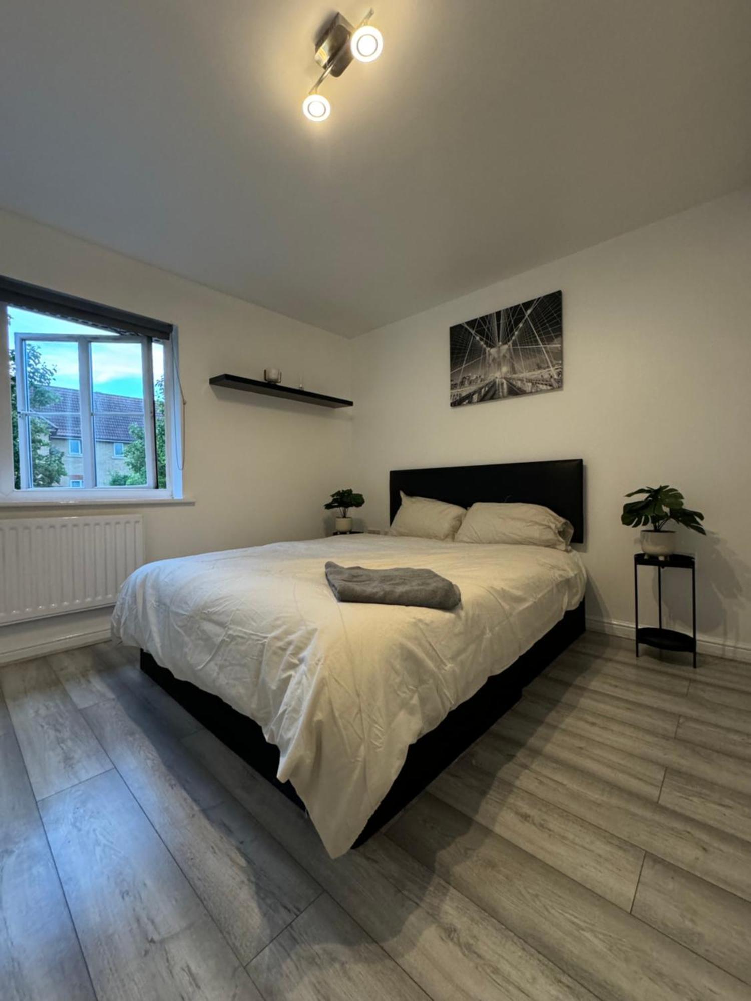 Spacious 3 Bedroom Home, With Private Driveway 5 Minutes From Excel Centre & Custom House Лондон Екстер'єр фото