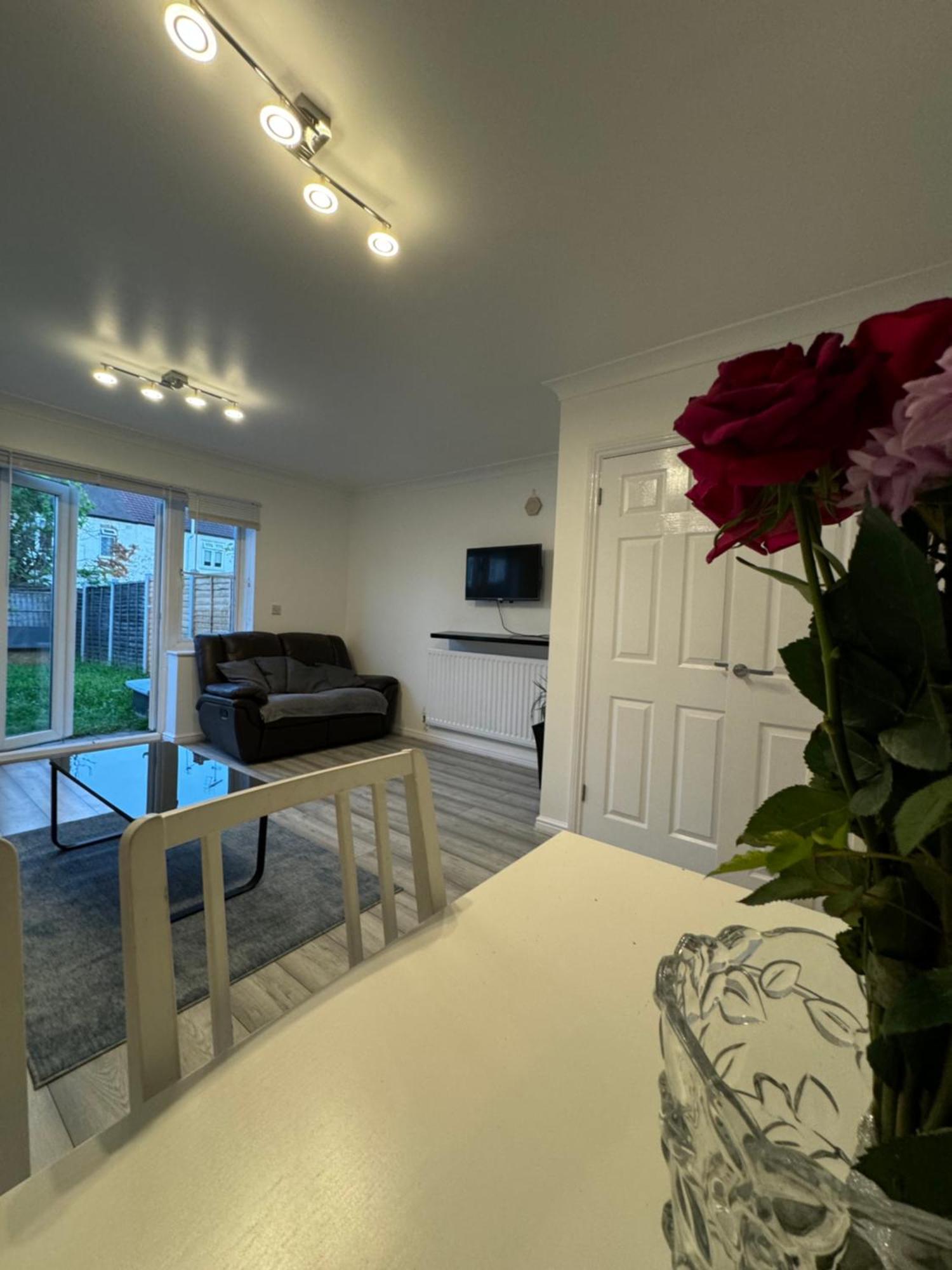 Spacious 3 Bedroom Home, With Private Driveway 5 Minutes From Excel Centre & Custom House Лондон Екстер'єр фото