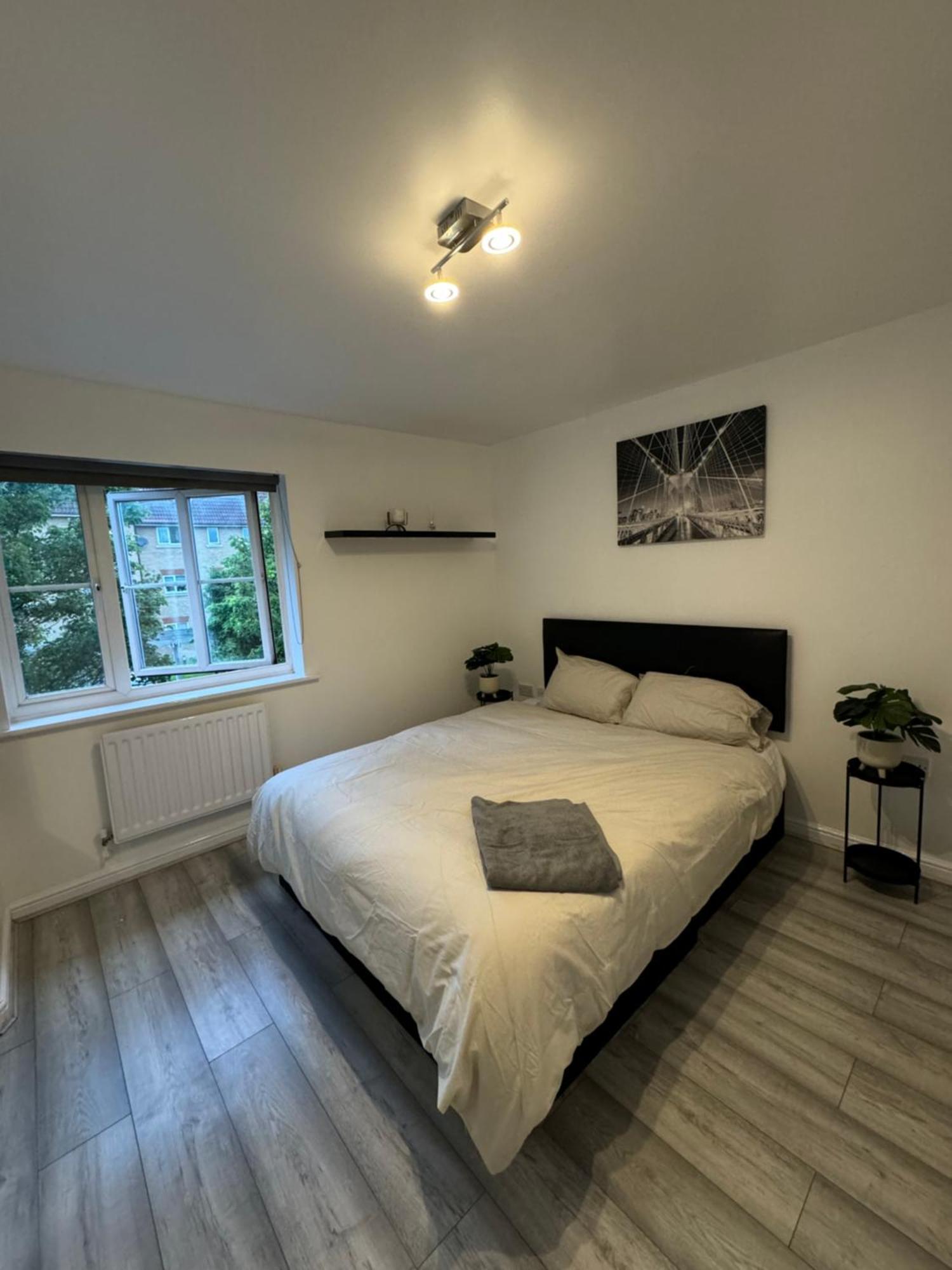 Spacious 3 Bedroom Home, With Private Driveway 5 Minutes From Excel Centre & Custom House Лондон Екстер'єр фото
