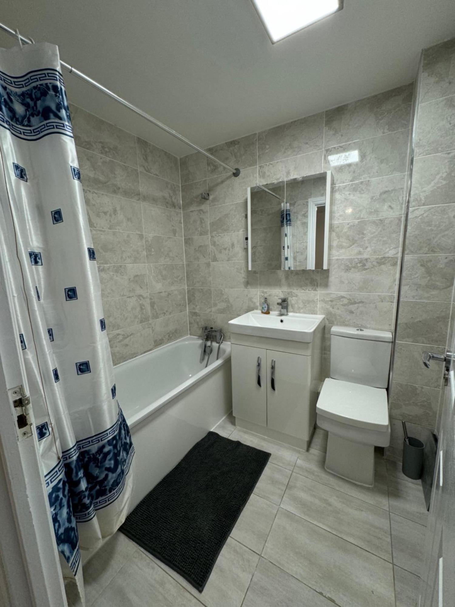Spacious 3 Bedroom Home, With Private Driveway 5 Minutes From Excel Centre & Custom House Лондон Екстер'єр фото